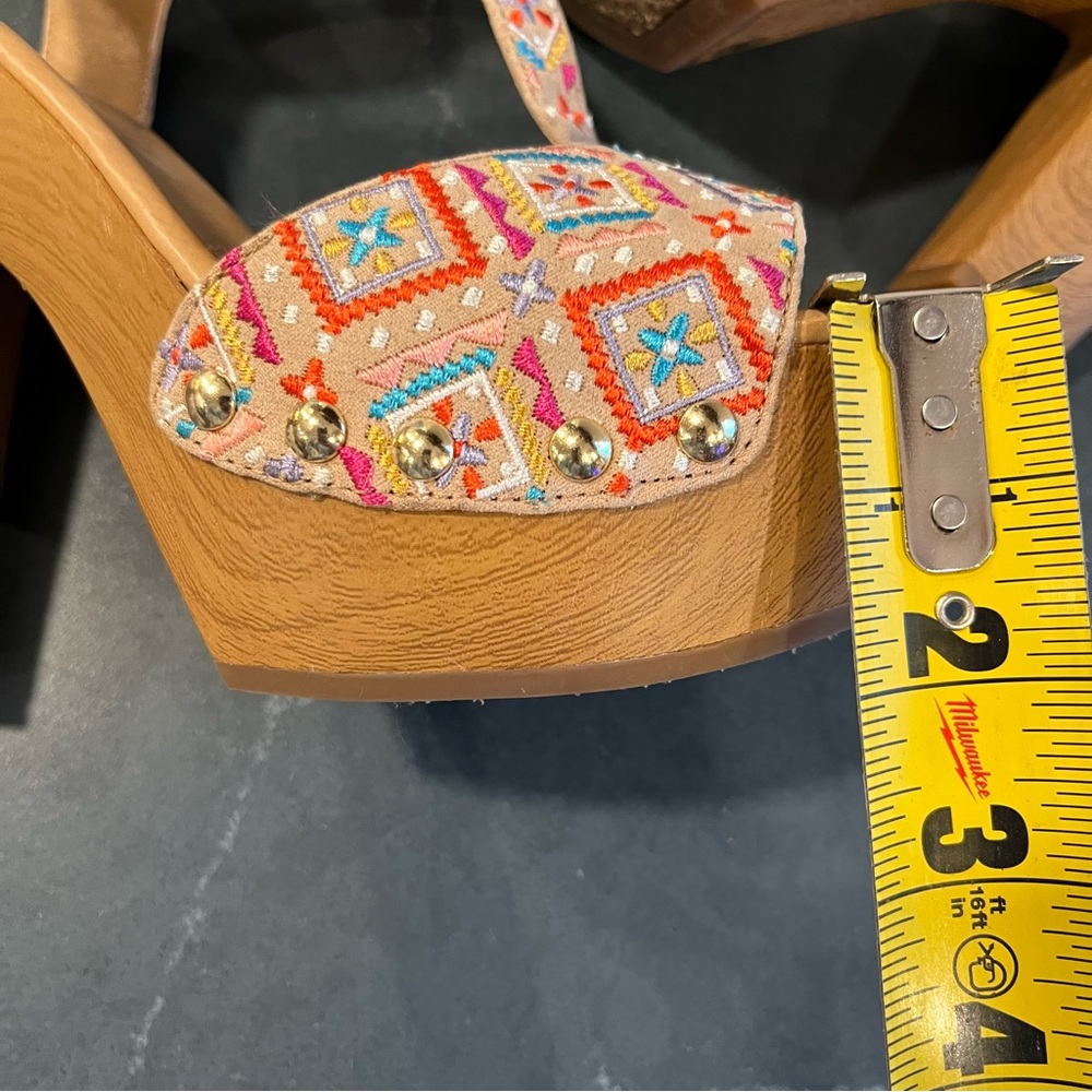 Gianni Bini Multicolor Embroidered Platform Sandals - Picture 15 of 16